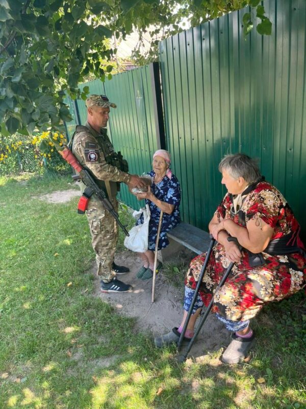 При выполнении боевых задач по патрулированию территории Глушковского района добровольцы бригады «БАРС-Курск» не забывают и про мирных жителях.