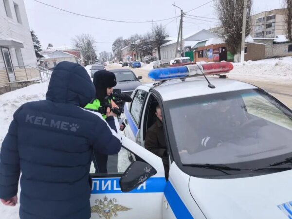 Сотрудники управления Госавтоинспекции Дмитриевского района совместно с представителями СМИ и общественных организаций организовали профилактическое мероприятие. Цель акции – предотвращение дорожно-транспортных происшествий с участием пешеходов.