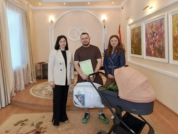 В рамках празднования Международного дня защиты детей отделом ЗАГС Администрации района в торжественной обстановке было организовано вручение сертификатов на получение единовременной адресной социальной помощи родителям новорожденных, а также памятных подарков от имени Губернатора Курской области.