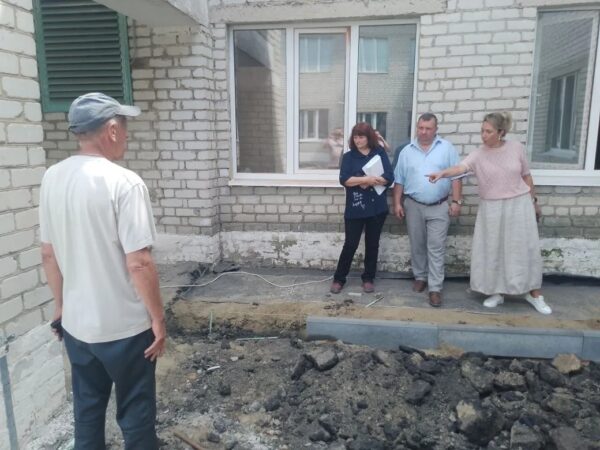 Провел выездную планерку в образовательных учреждениях, где проходят капитальные ремонты.