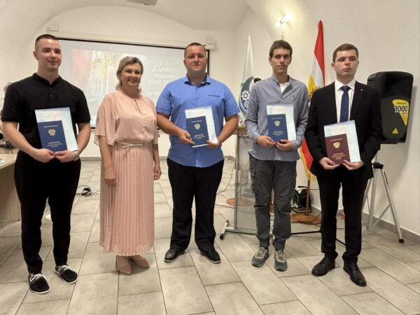В жаркий июльский день в агротехнологическом колледже царила по-настоящему праздничная и торжественная атмосфера. В стенах родной альма-матер выпускникам вручили дипломы, знаменующие завершение важного этапа в их жизни и начало большого профессионального пути.