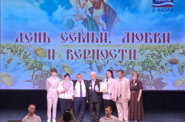Семью Дураковых из Дмитриевского района наградили за победу в конкурсе «Семья соловьиного края»