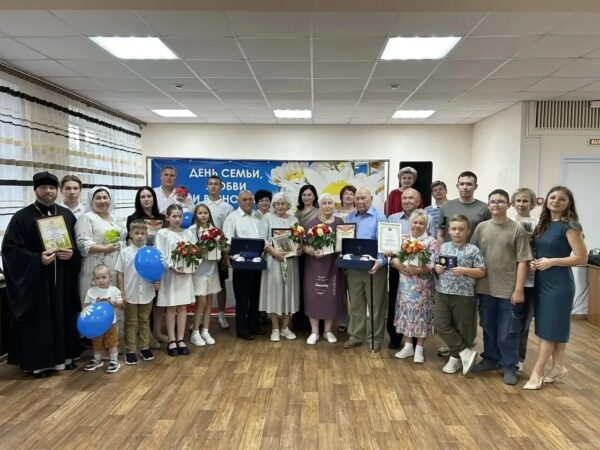 В День семьи, любви и верности чествовали супружеские пары, чьи долгие союзы стали олицетворением крепости семейных уз, взаимного уважения и преданности.