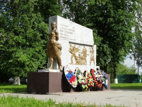 1 августа 1924 года в селе Дерюгино Дмитриевского района в большой трудовой семье Михаила Матвеевича и Анны Афанасьевны родилась Вера Терещенко. В семье было 12 детей: 7 сестёр и 5 братьев. Вера была младшей из сестёр.
