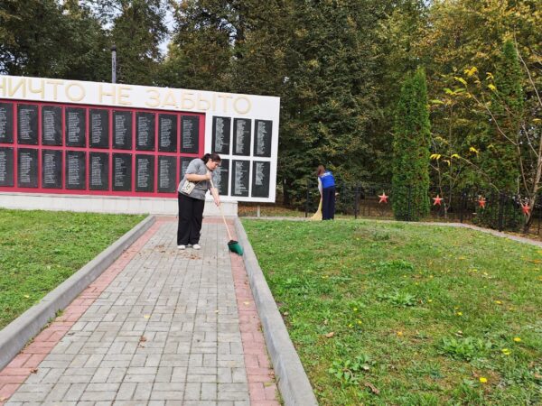 Активисты средней школы №1 г. Дмитриева провели субботник у памятника воинам «Погибшим при исполнении воинского долга в ходе специальной военной операции».