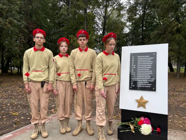 В Дмитриевском районе увековечили память участников специальной военной операции.