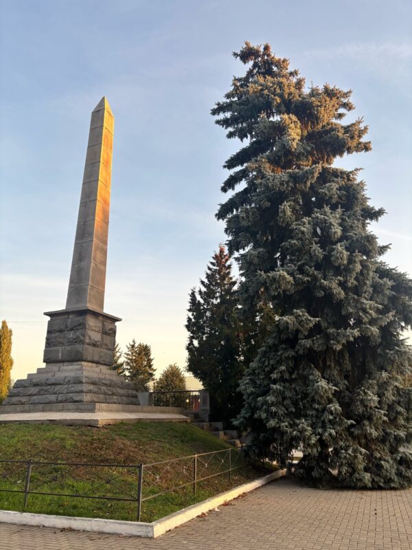 Осень приняла в свои объятья,