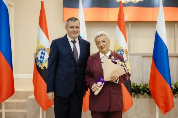 Глава региона Александр Хинштейн в парадном зале Дома Советов провёл традиционную церемонию вручения государственных и областных наград.